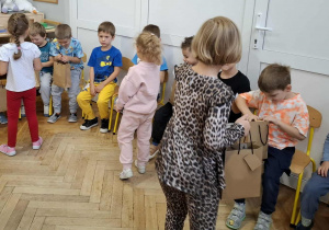 dziewczynki wręczają prezenty chłopcom