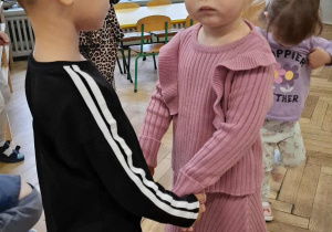 chłopiec tańczy z dziewczynką