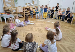 chłopcy wykonuja przysiady