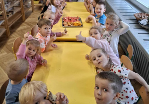 dzieci siedzą przy wspólnym stole