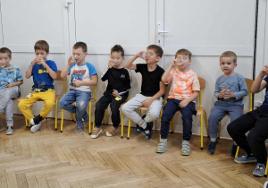 chłopcy piją sok z cytryny