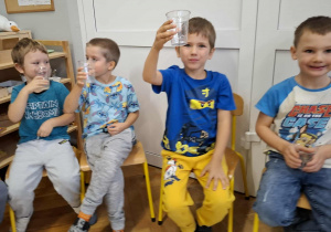 chłopcy piją sok z cytryny