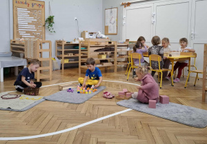 dzieci pracują z materiałem rozwojowym