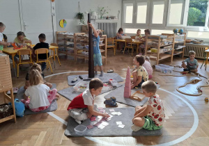 dzieci pracują z materiałem rozwojowym