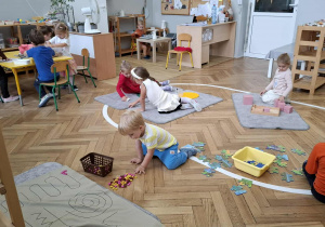 dzieci pracują z materiałem rozwojowym