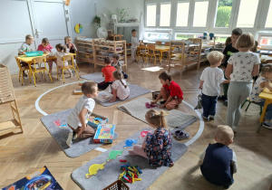 dzieci pracują z materiałem rozwojowym