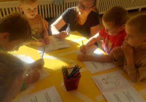 Dzieci pracują przy stoliku.