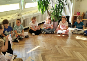 Dzieci obserwują zajęcia.