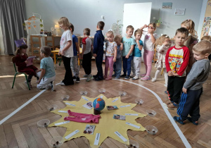 dzieci ustawione jedno za drugim
