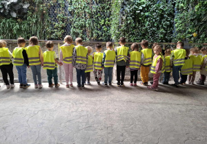 Dzieci oglądają zwierzęta w Orientarium