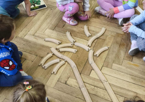 dzieci układją drzewo z materiału rozwojowego