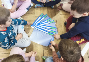 Dzieci wybierają swoje teczki na liczby i litery