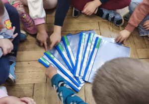 Dzieci wybierają swoje teczki na liczby i litery