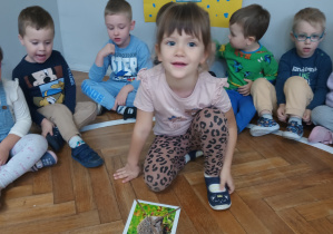 Dziewczynka ułożyła obrazek z części.