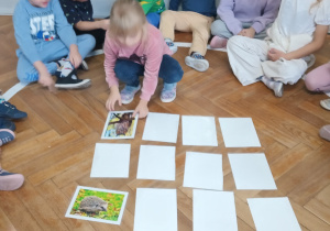 Dziewczynka odkrywa karty, by znaleźć parę takich samych obrazków.