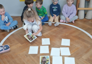 Dziewczynka odkrywa karty, by znaleźć parę takich samych obrazków.