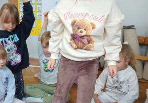 Dziewczynka przechodzi po ścieżce sensorycznej.