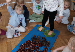 Dziewczynka przechodzi po ścieżce sensorycznej.