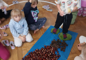 Chłopiec idzie przez ścieżkę sensoryczną.