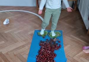 Chłopiec idzie przez ścieżkę sensoryczną.