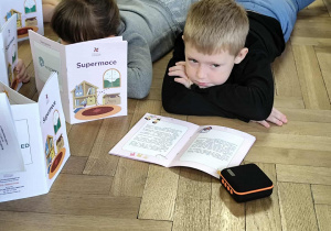 Chłopiec uważnie słucha nagrania.