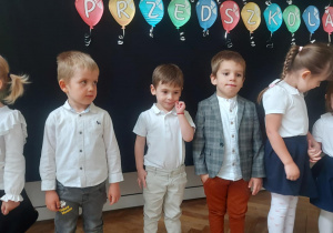 dzieci podczas uroczystości pasowania