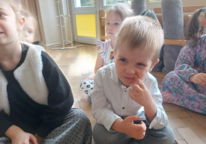 Na zdjęciu chłopiec podczas uroczystości