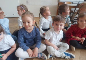 Na zdjęciu chłopiec podczas uroczystości