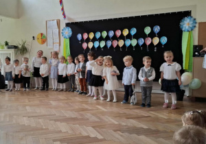 Dzieci stojące na środku sali czekające na pasowanie