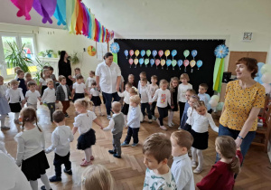 Wspólna zabawa wszystkich przedszkolaków tańczących w kołach