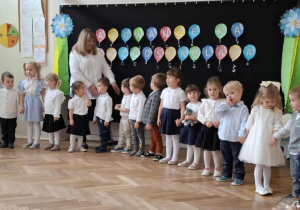 Dzieci stojące na środku sali czekające na pasowanie