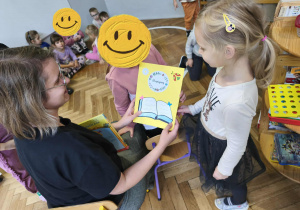 Na zdjęciu widzimy mamę Poli i dziewczynkę, która wręcza Pani podziękowanie.