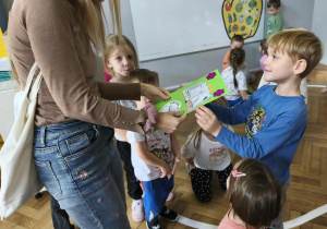 Na zdjęciu widzimy chłopca, który przekazuje mamie Zosi podziękowanie.