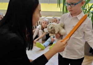 Na zdjęciu widzimy chłopca, który zostaje pasowana na Przedszkolaka naszego Przedszkola.