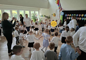 Na zdjęciu widzimy dzieci, które tworzą dwa koła. Pierwsze wewnętrzne tworzą dzieci Pasowane. Drugie zewnętrzne tworzą pozostałe dzieci z Przedszkola.