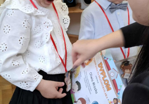 dziewczynka z dyplomem i medalem