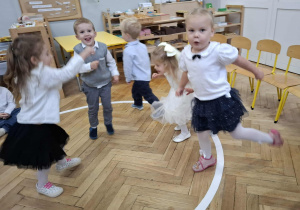 dzieci podskakują na jednej nodze