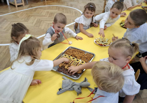 dzieci przy poczęstunku