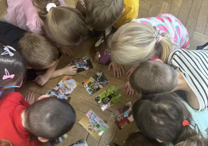 Zdjęcie przedstawia dzieci oglądające zdjęcia.