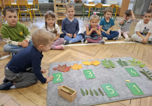 chłopiec wskazuje cyfrę dwa