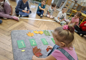 dziewczynka przelicza liście