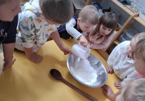 chłopiec wsypuje sól do miski