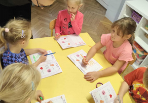Dzieci pracują przy stoliku.