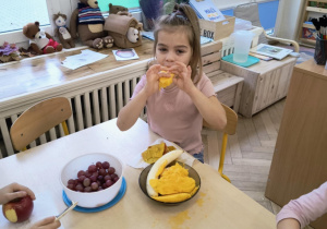 dziewczynka która obrała mango