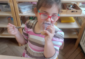 dziewczynka wylizująca pojemnik po musie