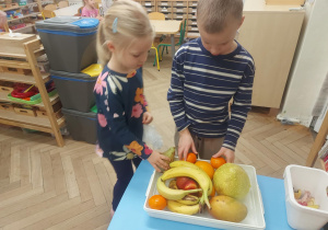 Dzieci przynoszące owoce