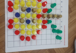 jabłko utworzone z kubeczków za pomocą specjalnych