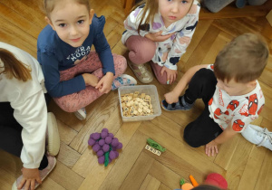 grupa dzieci podczas tworzenia podpisu do wybranego warzywa