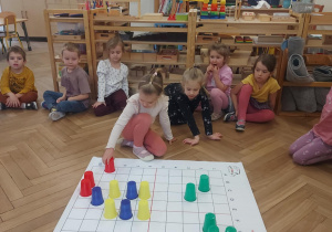 dziewczynka podczas kodowania