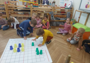 dwóch chłopców podczas kodowania